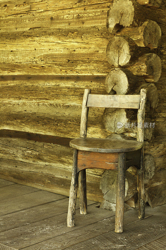 老式木屋门廊上的老式木椅