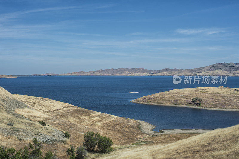 半空的圣路易斯水库与大坝在遥远的距离