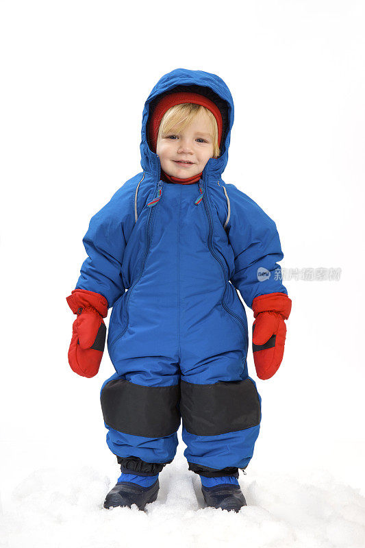 小男孩穿着滑雪服在冰上