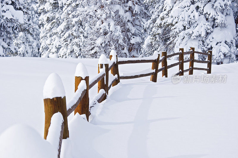 木栅栏在冬天后的新雪