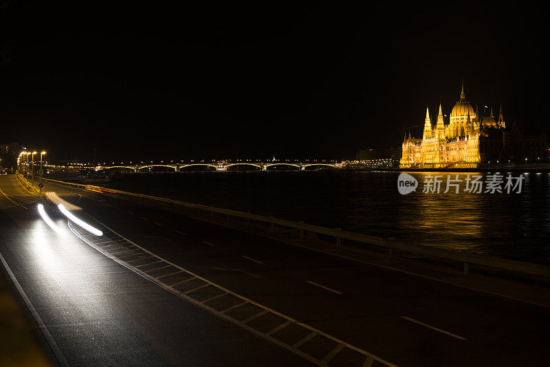匈牙利议会和多瑙河在布达佩斯的夜晚