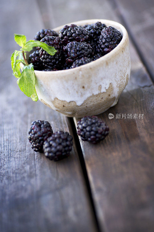 陶瓷碗里的黑莓