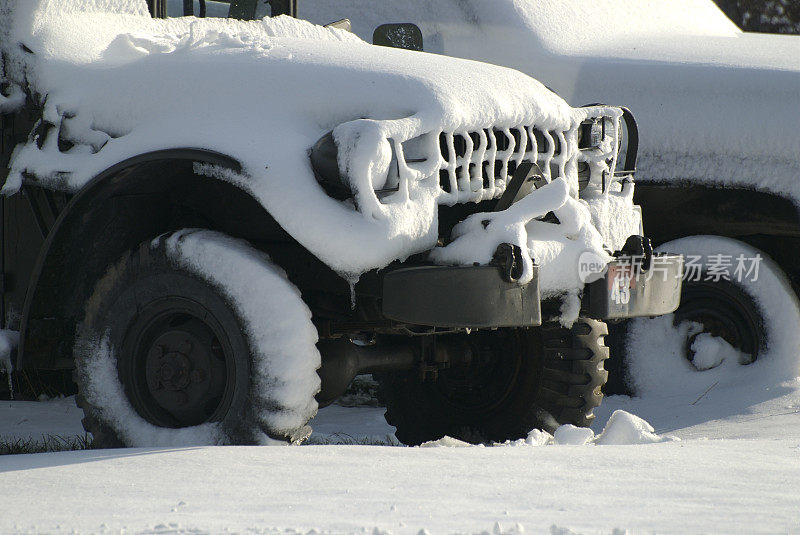 白雪覆盖的军用吉普车