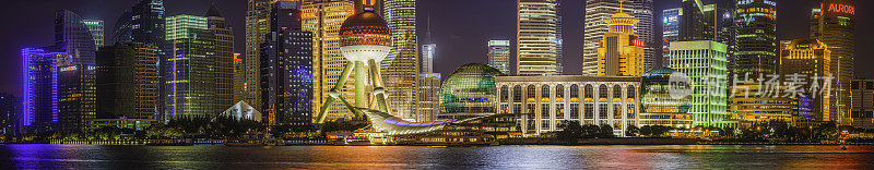 上海未来的霓虹灯夜景，城市全景，五颜六色的摩天大楼地标中国