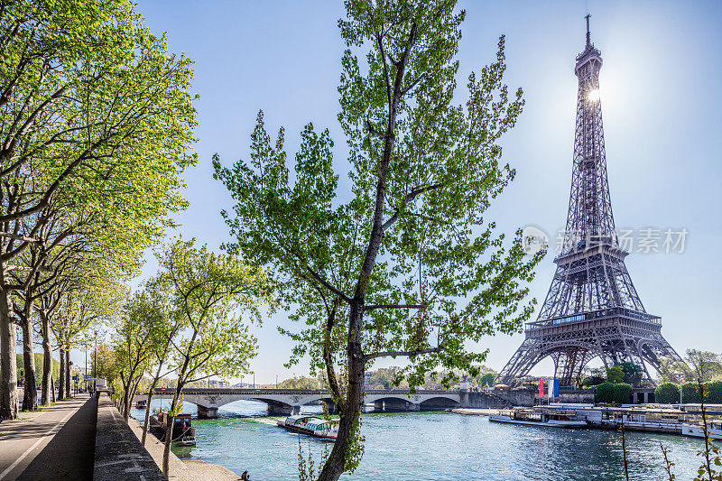 法国巴黎的埃菲尔铁塔，塞纳河
