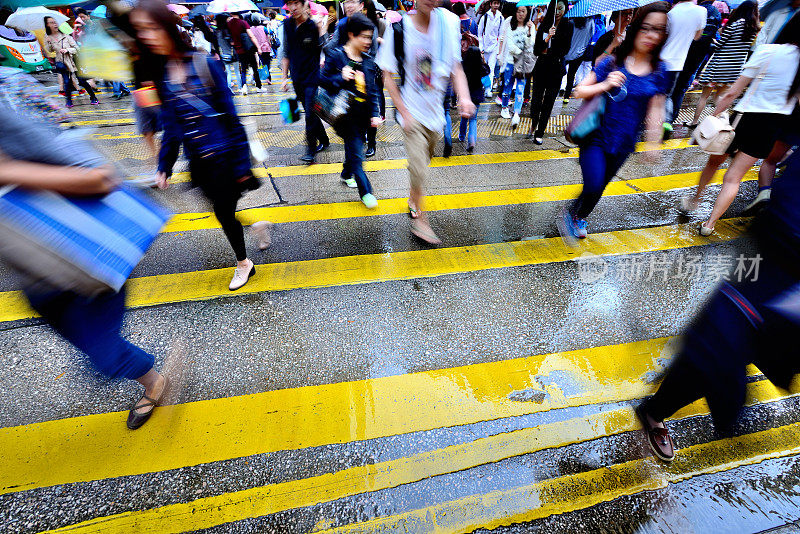 雨后穿过香港街道的行人