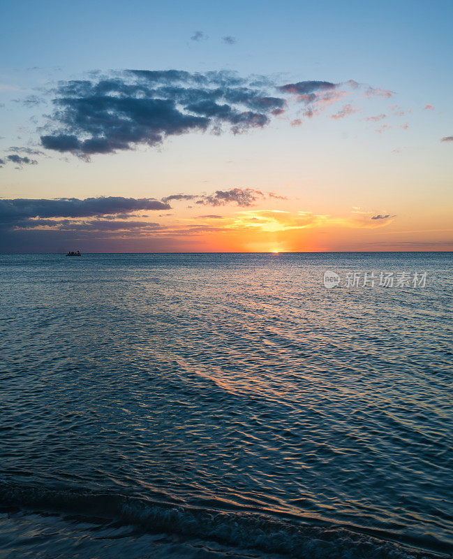 海滩日落时