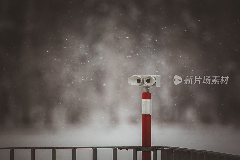 雪山中的眼睛