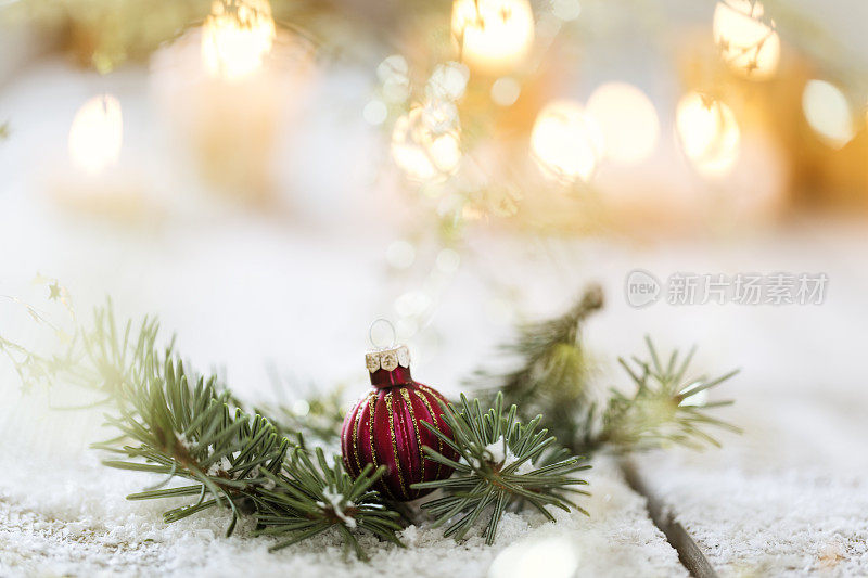 乡村木材上的圣诞装饰品和蜡烛灯