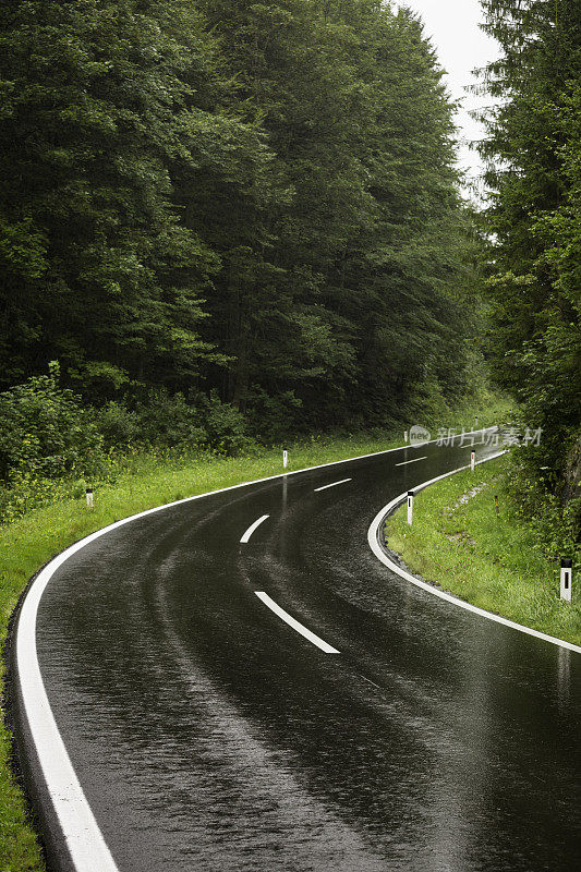 雨中潮湿蜿蜒的山路(聚焦前景)