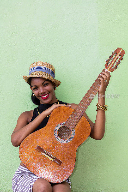 美丽的年轻古巴女子与吉他，哈瓦那，古巴