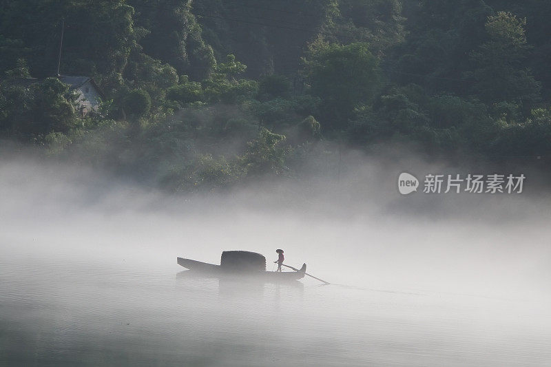 渔民们在雾中准备钓鱼