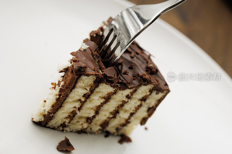 用叉子插在盘子里的巧克力蛋糕