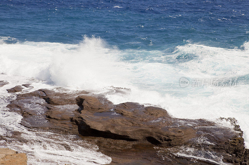 海浪冲击着瓦胡岛的海岸