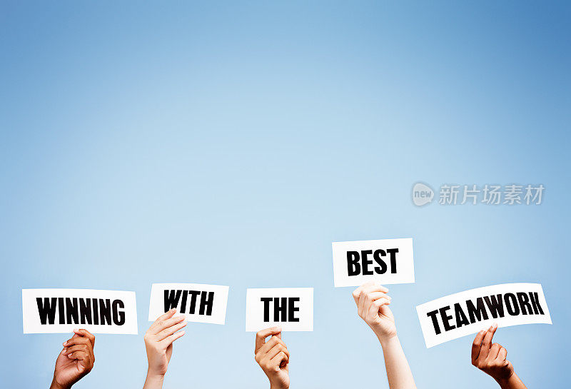 标语上写着“用最好的团队来赢得胜利”。当然!