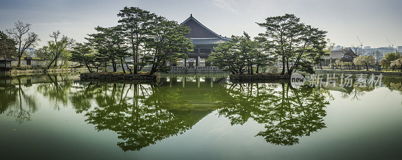 春观叶寺宝塔映在宁静的韩国首尔池中