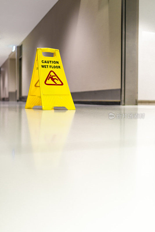 商场地板潮湿的危险标志