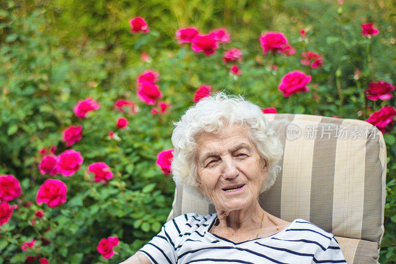 户外美丽老年女人