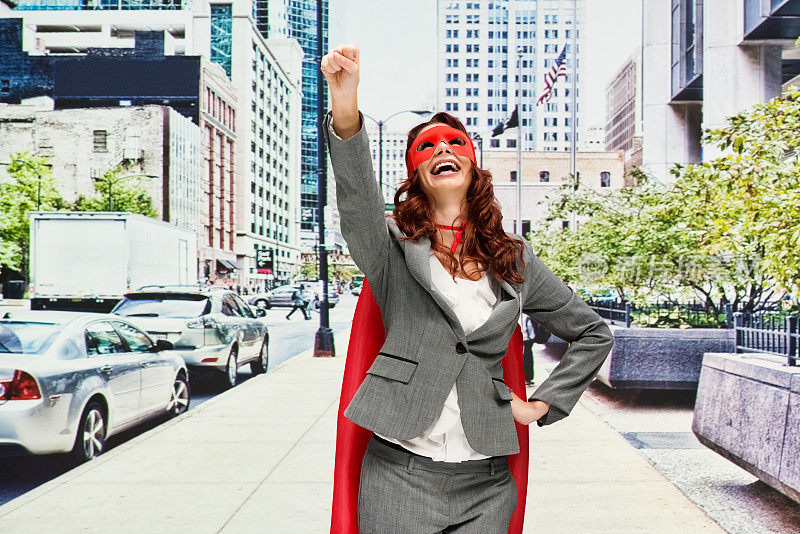 超级英雄在城市的街道上欢呼