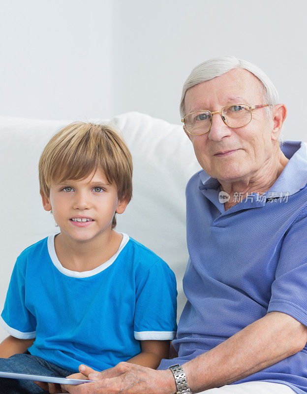 孙子和爷爷坐在沙发上