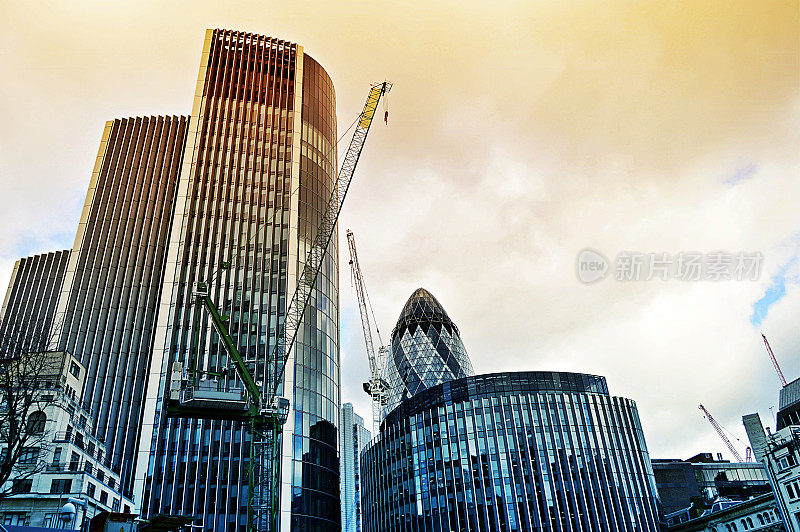 伦敦利物浦大街上的高楼大厦和起重机