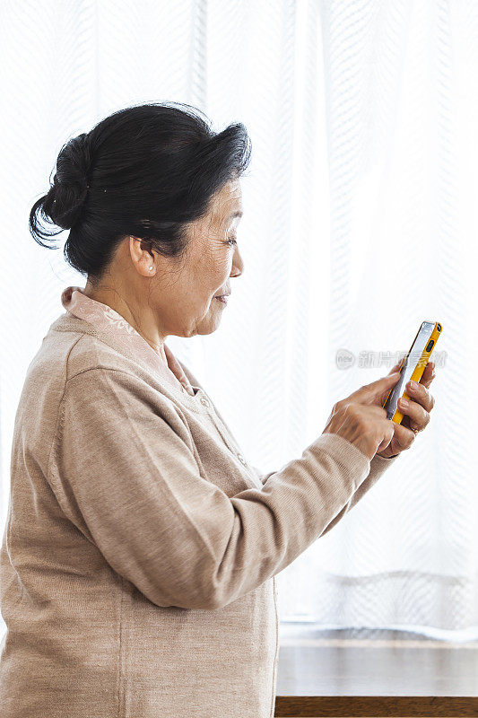 一个用智能手机的老妇人