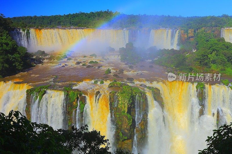 伊瓜苏壮观的瀑布和绿色雨林，巴西，阿根廷，南美洲