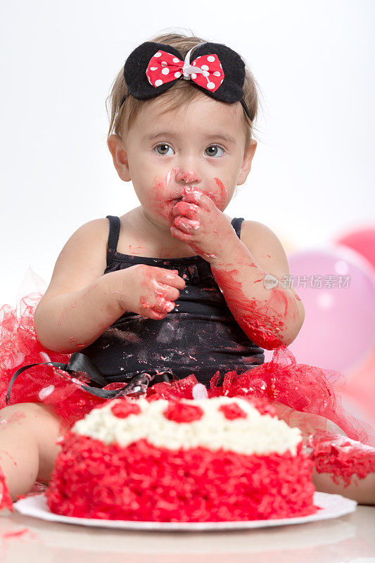 小女孩在吃生日蛋糕