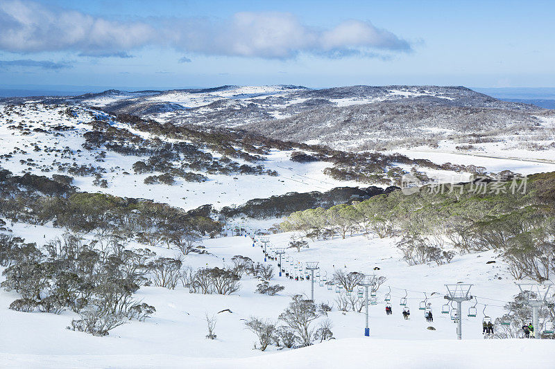 滑雪缆车和雪谷