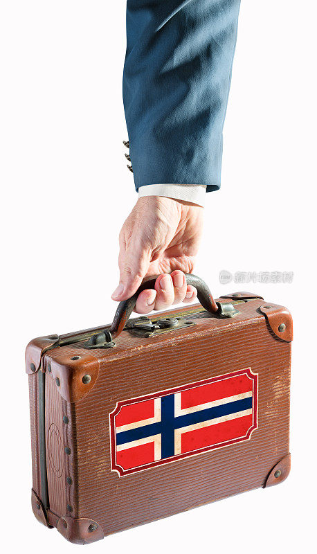 商人拿着古董旅行箱挪威国旗