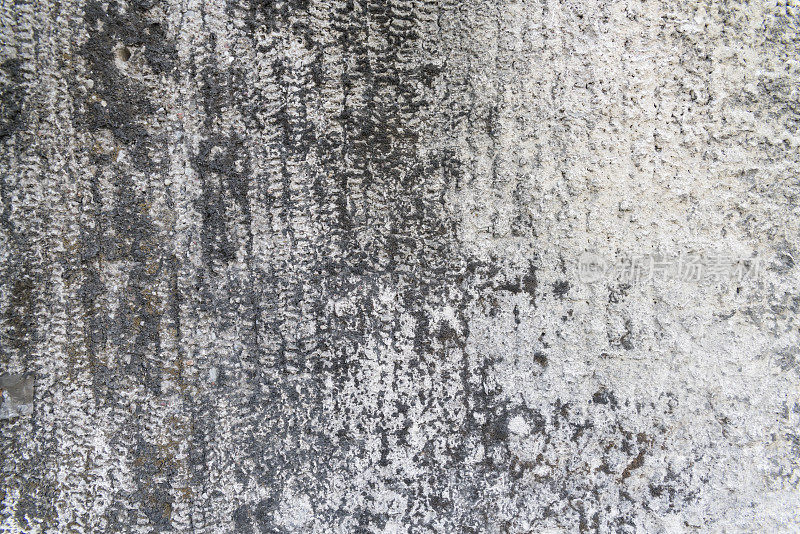 旧的纹理背景:油漆过的、破损的墙壁由有洞和锈迹的石棉板制成
