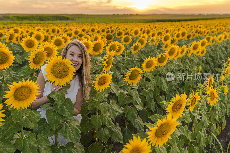 她是个纯天然的美人