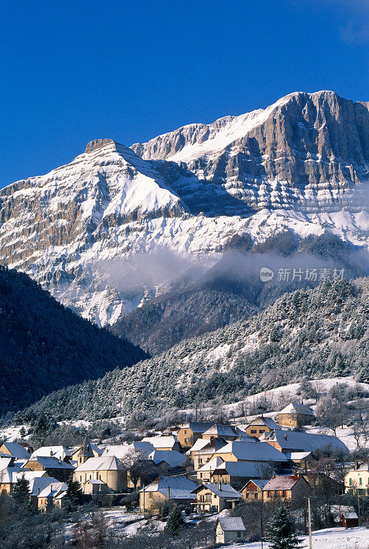 雪山下的小镇