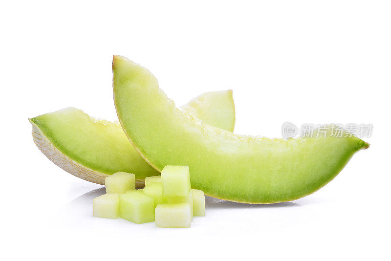 一片绿色的哈密瓜，方块孤立在白色的背景