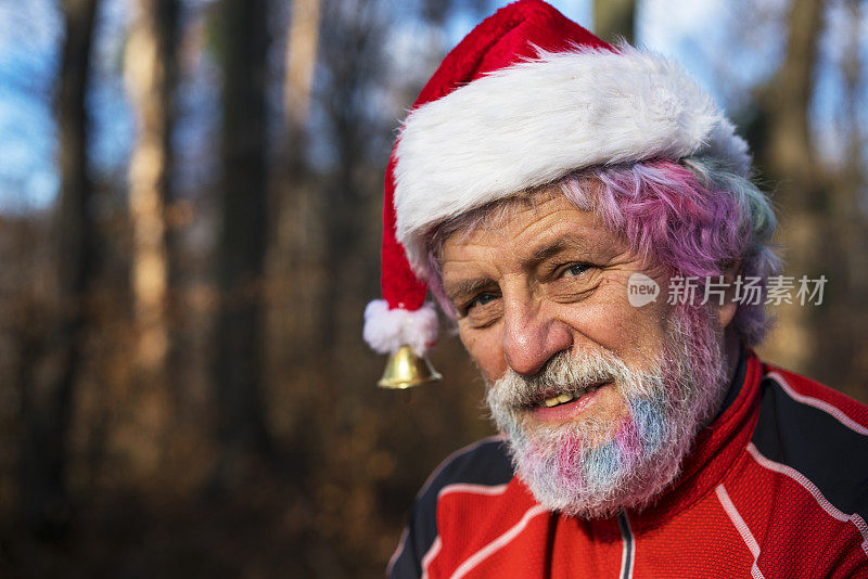 圣诞老人的肖像与彩虹色的听到和胡子