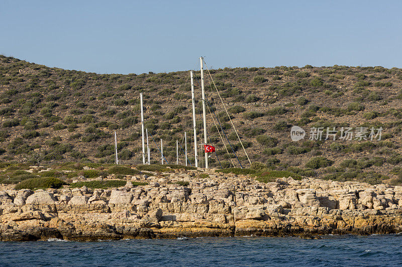 在穆格拉土耳其的波德拉姆湾，等待着在蓝色航行中航行的木帆船桅杆