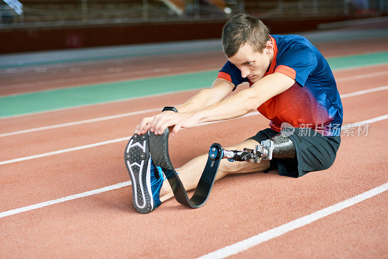 残疾运动员在体育场伸展