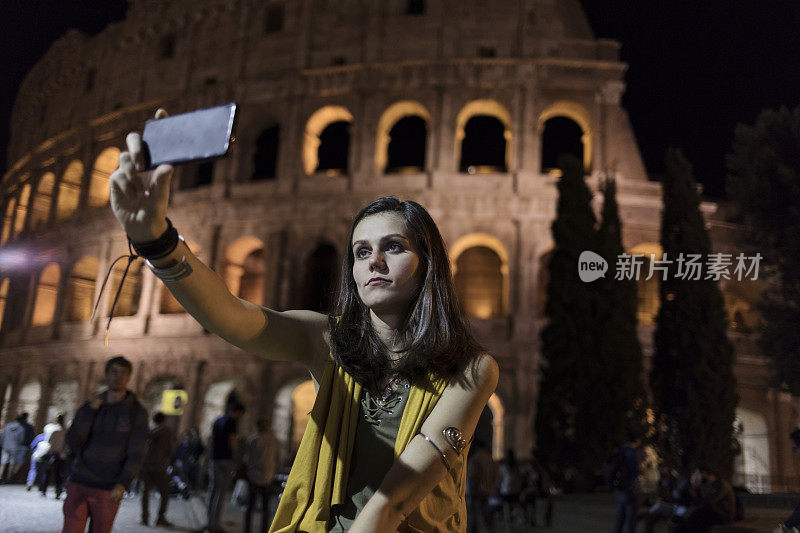 微笑的游客在意大利的夜晚自拍