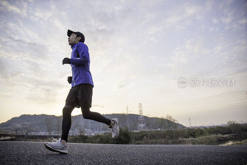 日本男人早上跑步
