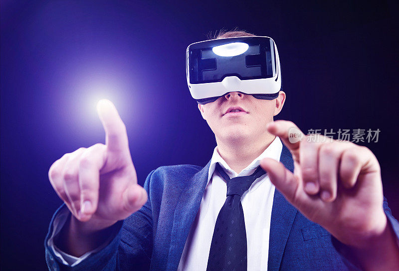商人使用虚拟现实VR头戴显示器