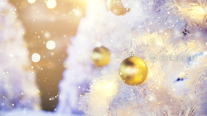 金色的小玩意挂在装饰好的圣诞树上。