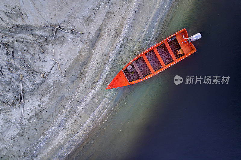 航拍爱琴海埃夫罗斯河三角洲的一艘船