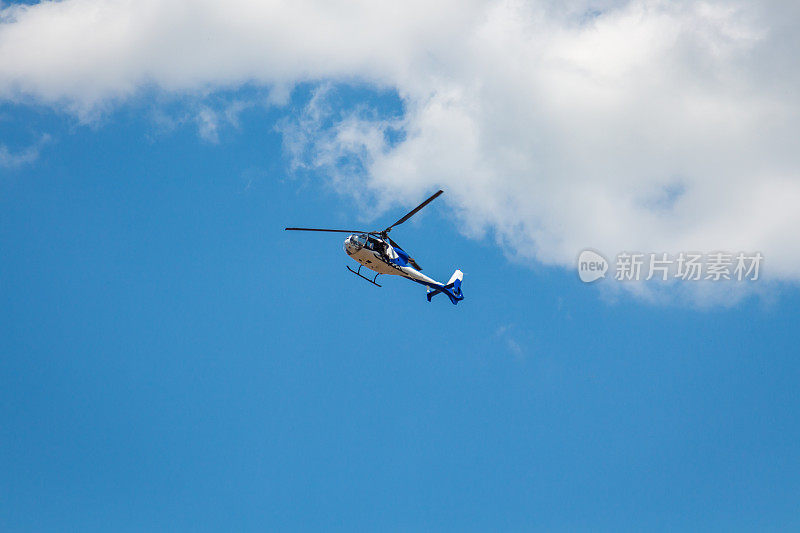 警察直升机在空中