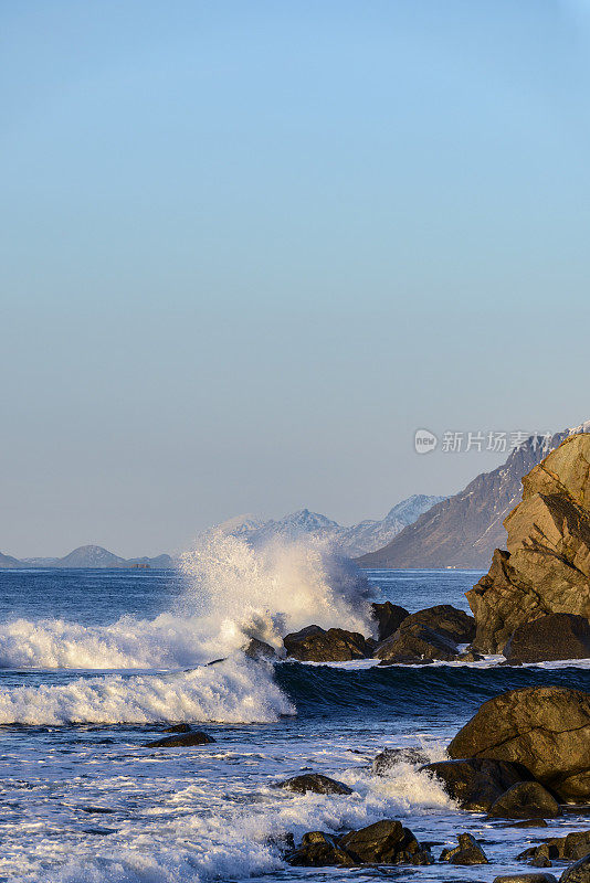 罗浮敦群岛的海浪拍打着Austvagoy海岸