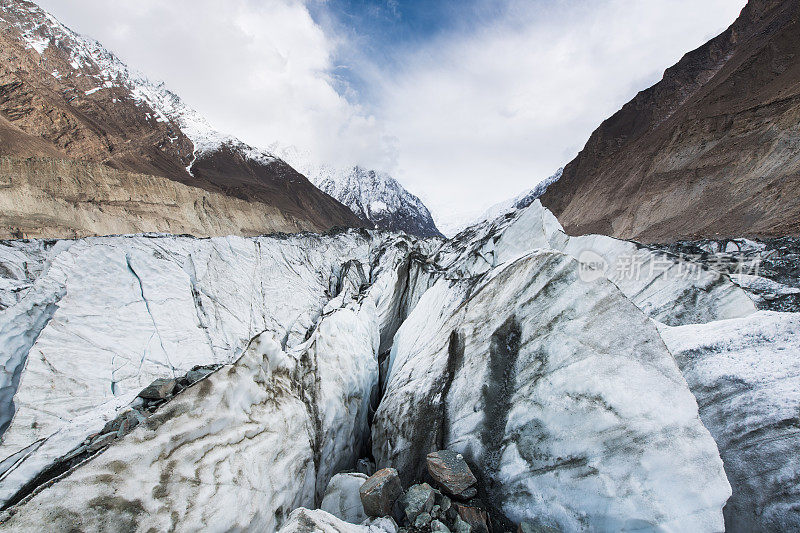 纳加尔山谷的霍珀冰川，灰色的冰川与喀喇昆仑山脉，吉尔吉特-巴尔蒂斯坦，巴基斯坦北部