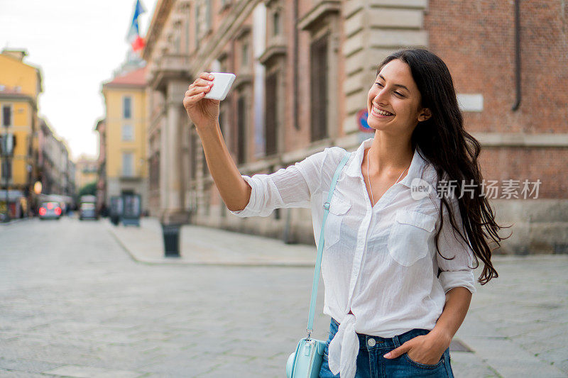 微笑的女人在做自画像。