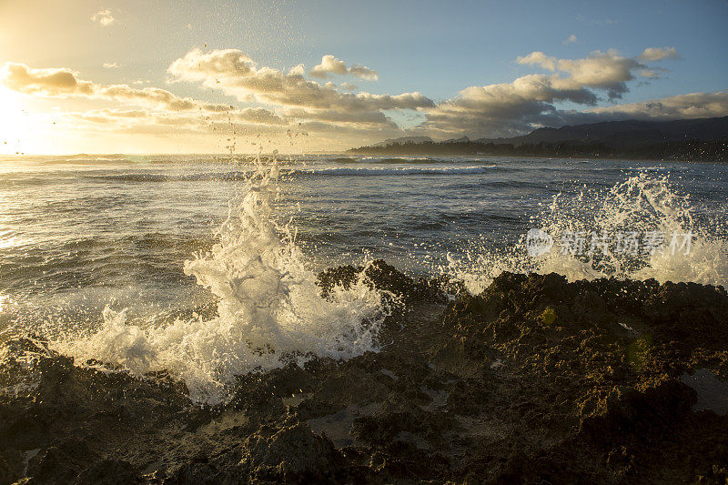 海浪拍打着岩石。