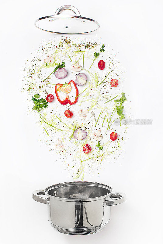 什锦新鲜蔬菜落在碗里，白色的背景