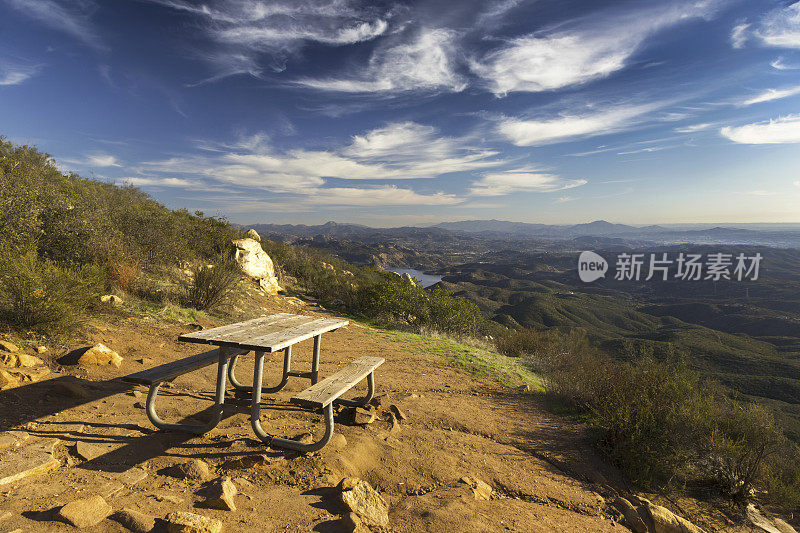 野餐桌和风景优美的圣地亚哥县景观从铁山在波韦