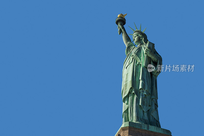 低角度的自由女神像在自由岛，纽约，纽约，美国